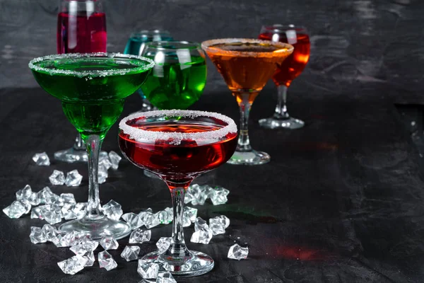 Schöner Alciohol-Cocktail auf dunklem Steintisch — Stockfoto