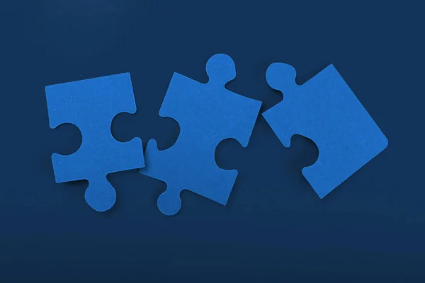 Puzzle peças no fundo azul clássico vista superior — Fotografia de Stock