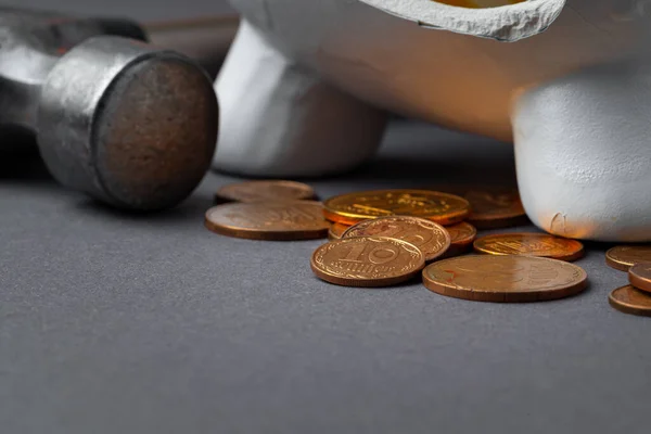 Hucha rota con monedas de hryvnia ucranianas. Concepto de pobreza —  Fotos de Stock