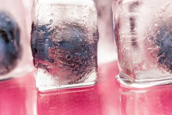 Ягідні кубики льоду для прикраси напоїв крупним планом — стокове фото