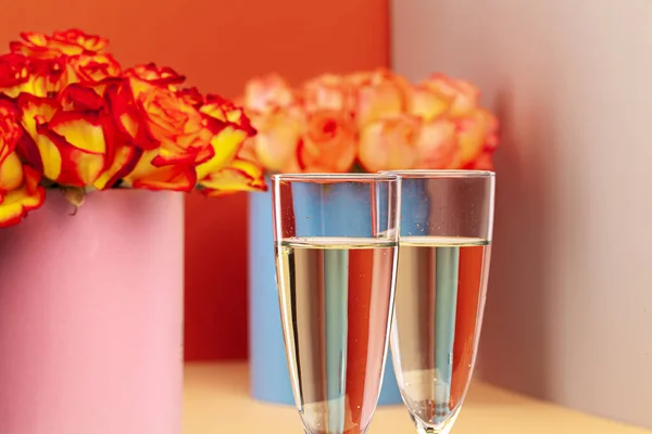 Twee glazen champagne en een boeket rozen — Stockfoto