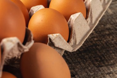 Tahta masada kutuda tavuk yumurtası..