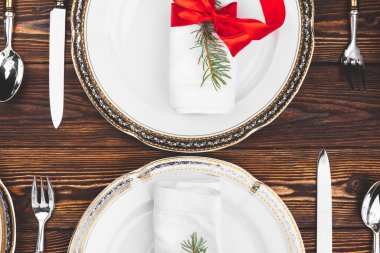 Kahverengi ahşap masa ve güzel bir Noel masası
