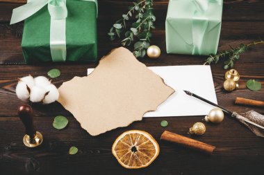 Tatil tahtası dekore edilmiş arka planda Noel postası yazmak