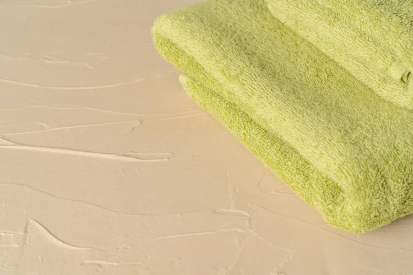 Montón de toallas limpias nuevas contra la pared gris — Foto de Stock