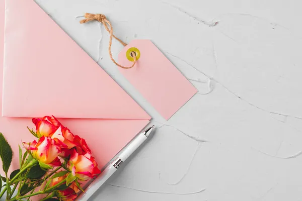 Envelope rosa com flores, vista superior. Carta romântica — Fotografia de Stock