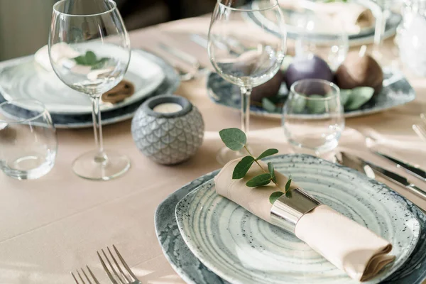 Luxe tafel setting voor dineren in pastelkleuren close-up — Stockfoto