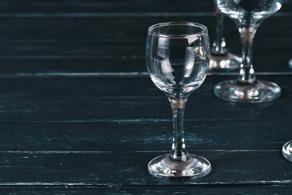 Puste szklanki do drinków na ciemnym tle — Zdjęcie stockowe