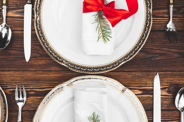美しいクリスマステーブルの設定を持つ茶色の木製のテーブル — ストック写真