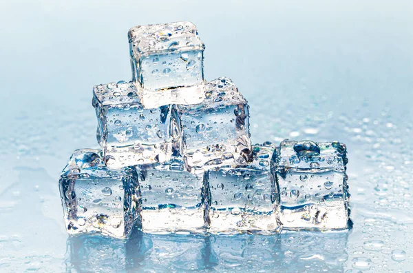 Vierkante smeltende ijsblokjes op natte tafel — Stockfoto