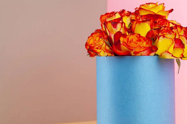 Hoed doos met mooi boeket rozen — Stockfoto