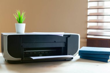 Üzerinde yazıcı olan bir ofis masasını kapat