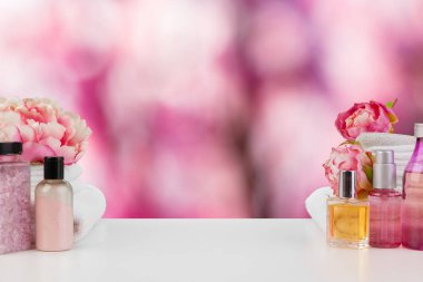 Çeşitli spa güzelliği bulanık arka planda ürünleri ve havluları tehdit ediyor