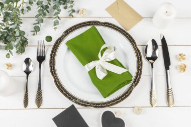 Tabakları ve çatal bıçakları olan masa, yukarıdan görünüyor.