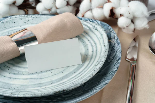 목화 꽃봉오리로 장 식 된 아름다운 식탁 장식 — 스톡 사진