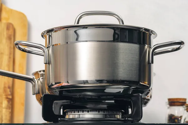 台所のガスストーブの上のきれいな鍋 — ストック写真