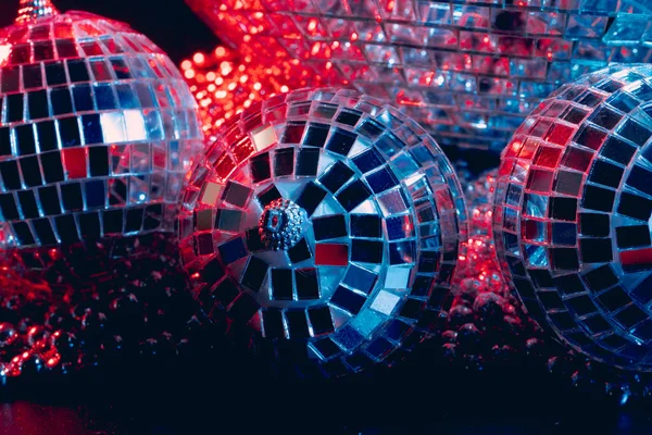 Spiegelballen reflecterende lichten close-up, nachtleven achtergrond — Stockfoto