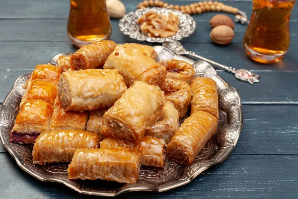 Teller mit Baklava-Dessert in Nahaufnahme auf dem Tisch serviert — Stockfoto