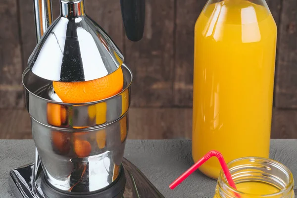 Апарат помаранчевої соковижималки на кухонному столі крупним планом — стокове фото