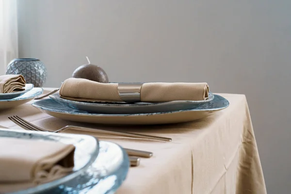 Tafelopstelling met stijlvol servies op beige tafelkleed — Stockfoto