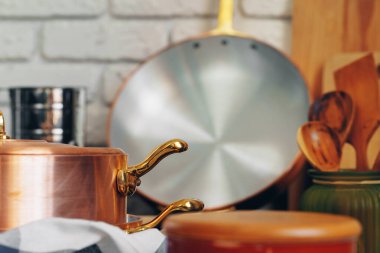 Ahşap mutfak gereçleri ile bakır yemek takımı kapat