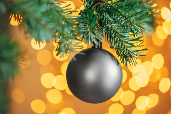 Altın bokeh ışıl ışıl parıldayan gri takılarıyla Noel ağacı arka planı — Stok fotoğraf
