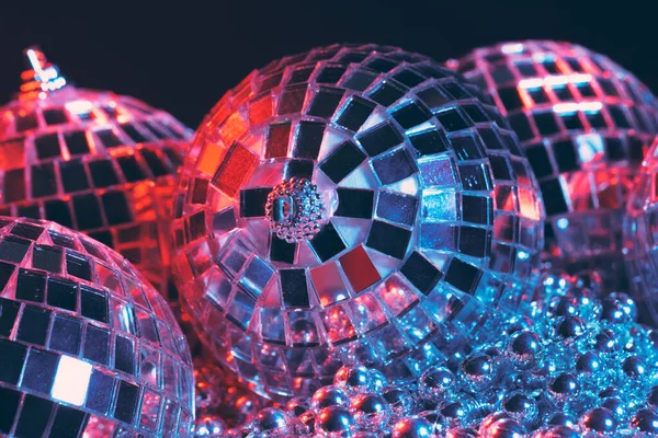 Вечірка запалює диско-дзеркальні кульки на чорному фоні — стокове фото