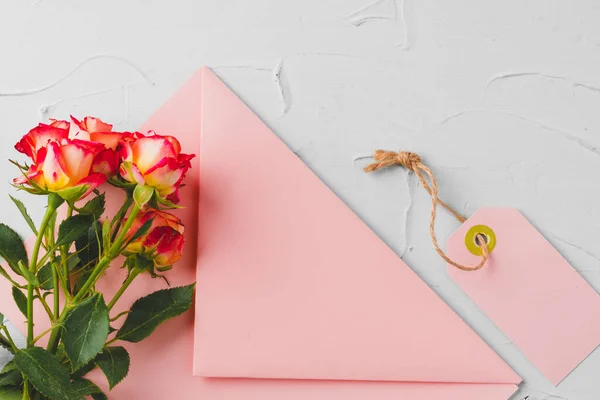 Envelope rosa com flores, vista superior. Carta romântica — Fotografia de Stock