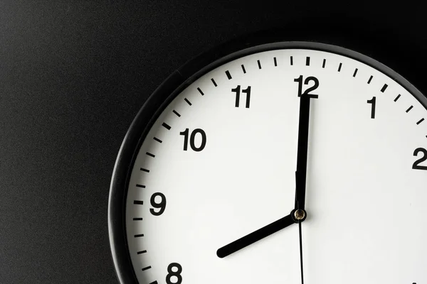 Alarm saati siyah arkaplanı kapat — Stok fotoğraf