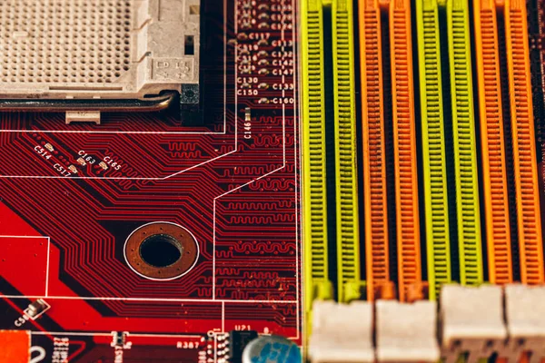 Primer plano de una placa de circuito electrónico con procesador —  Fotos de Stock