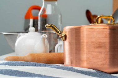 Modern mutfağın içini bakır mutfak malzemeleriyle kapatın.