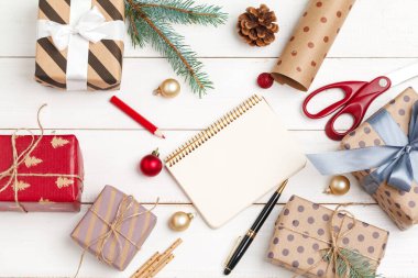 Noel ve yeni yıl tebrik kartları hazırlama süreci, üst görünüm