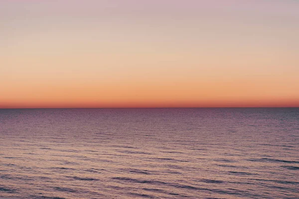 Цветной рассвет над морем. Сценический закат — стоковое фото