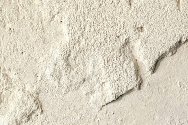 Hrubá stará bílá stěna s prasklinami na pozadí — Stock fotografie