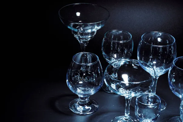 Пустые стаканы для напитков на темном фоне — стоковое фото