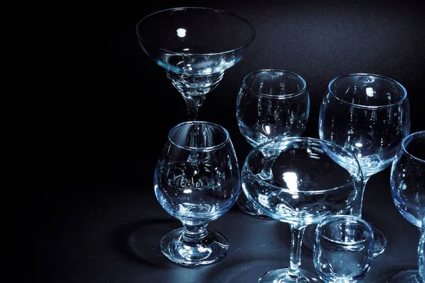 Vasos vacíos para bebidas sobre fondo oscuro — Foto de Stock