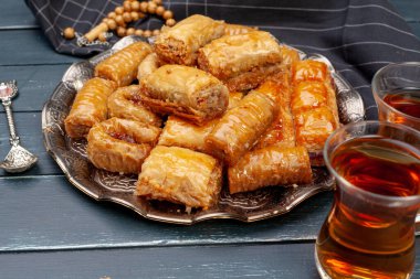 Masada servis edilen bir tabak baklava tatlısı.