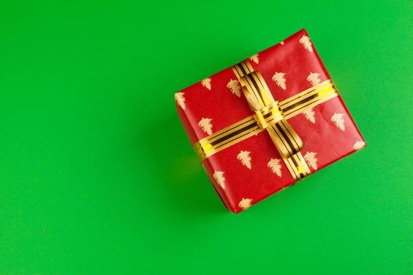 Διακοσμημένο κουτί δώρου σε πράσινο φόντο, επίπεδη lay top view — Φωτογραφία Αρχείου