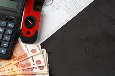 Rus rublesi hesap makinesiyle birlikte planlara istiflenir. Yenileme, bina giderleri kavramı