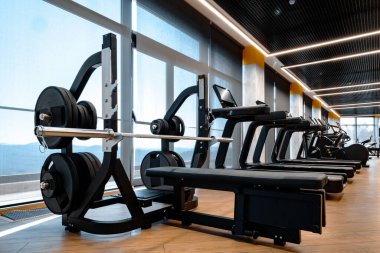 Yeni fitness ekipmanlarıyla modern spor salonu.