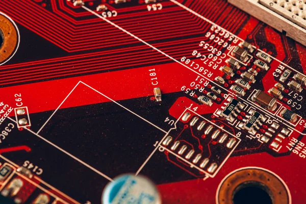 Primer plano de una placa de circuito electrónico con procesador —  Fotos de Stock