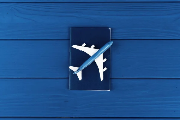 Игрушечный самолет на классическом синем фоне, вид сверху — стоковое фото