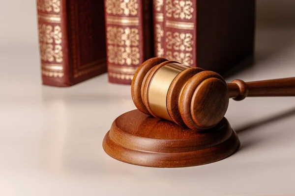 Sędzia młotek i książka prawna zbliżyć na stole — Zdjęcie stockowe