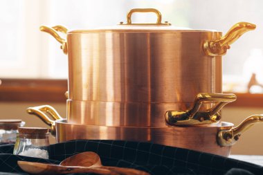 Profesyonel mutfak için yeni bakır yemek takımı.