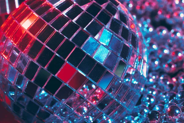 Блискучий диско-вечірній фон з дзеркальними кульками, що відображають світло — стокове фото