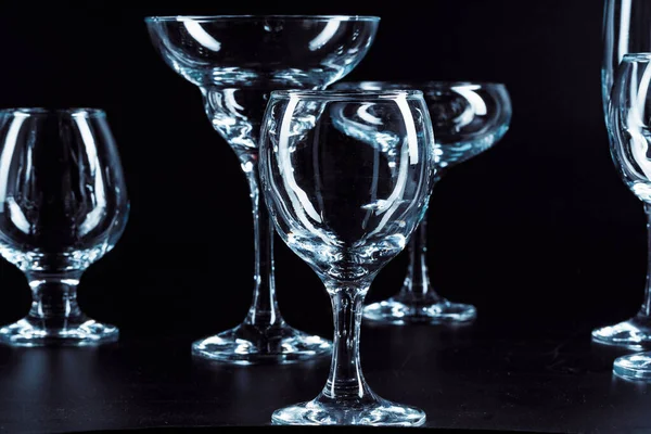 Vasos vacíos para bebidas sobre fondo oscuro —  Fotos de Stock