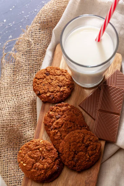 Шоколадное печенье с молоком крупным планом — стоковое фото