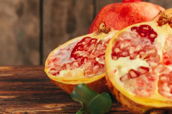 Snijd granaatappel fruit op een houten plank — Stockfoto