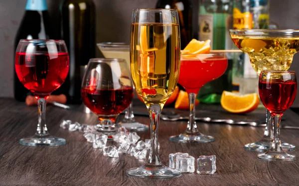 Selección de bebidas alcohólicas en diferentes vasos — Foto de Stock