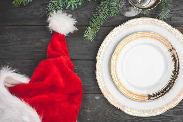 スタイリッシュなクリスマステーブルの設定を持つ黒の木製のテーブル — ストック写真